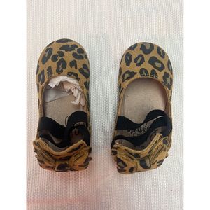 NWOT Monkey Feet Leopard Shoes 12-18 Months